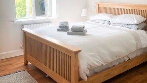3 多间卧室、免费婴儿床、床单