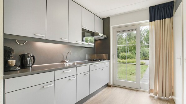 Fridge, stovetop, coffee/tea maker, electric kettle