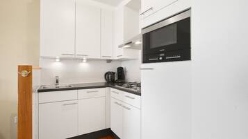 Een koelkast, een kookplaat, een vaatwasser