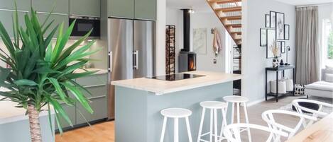 ثلاجة، فرن، غسالة أطباق، ماكينة لصنع القهوة/الشاي