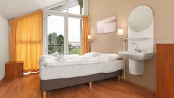 4 bedrooms, iron/ironing board, free WiFi