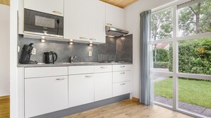 Kühlschrank, Herdplatte, Wasserkocher mit Kaffee-/Teezubehör