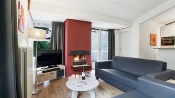 Een smart-tv en een open haard