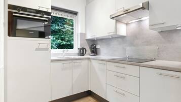 Een koelkast, een kookplaat, een vaatwasser