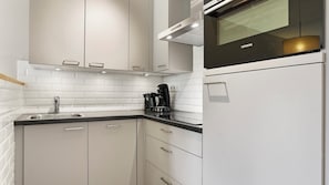 Kühlschrank, Geschirrspüler, Wasserkocher mit Kaffee-/Teezubehör