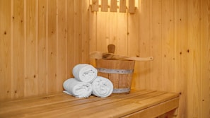 A wooden sauna with a bench and a wooden bucket with a handle. - Bungalow for 6 persons (Brouwershaven)
