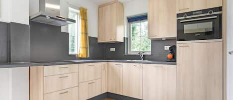 ثلاجة، موقد طهي مسطح، ماكينة لصنع القهوة/الشاي، غلّاية كهربائية