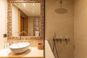 Douche, sèche-cheveux, serviettes fournies