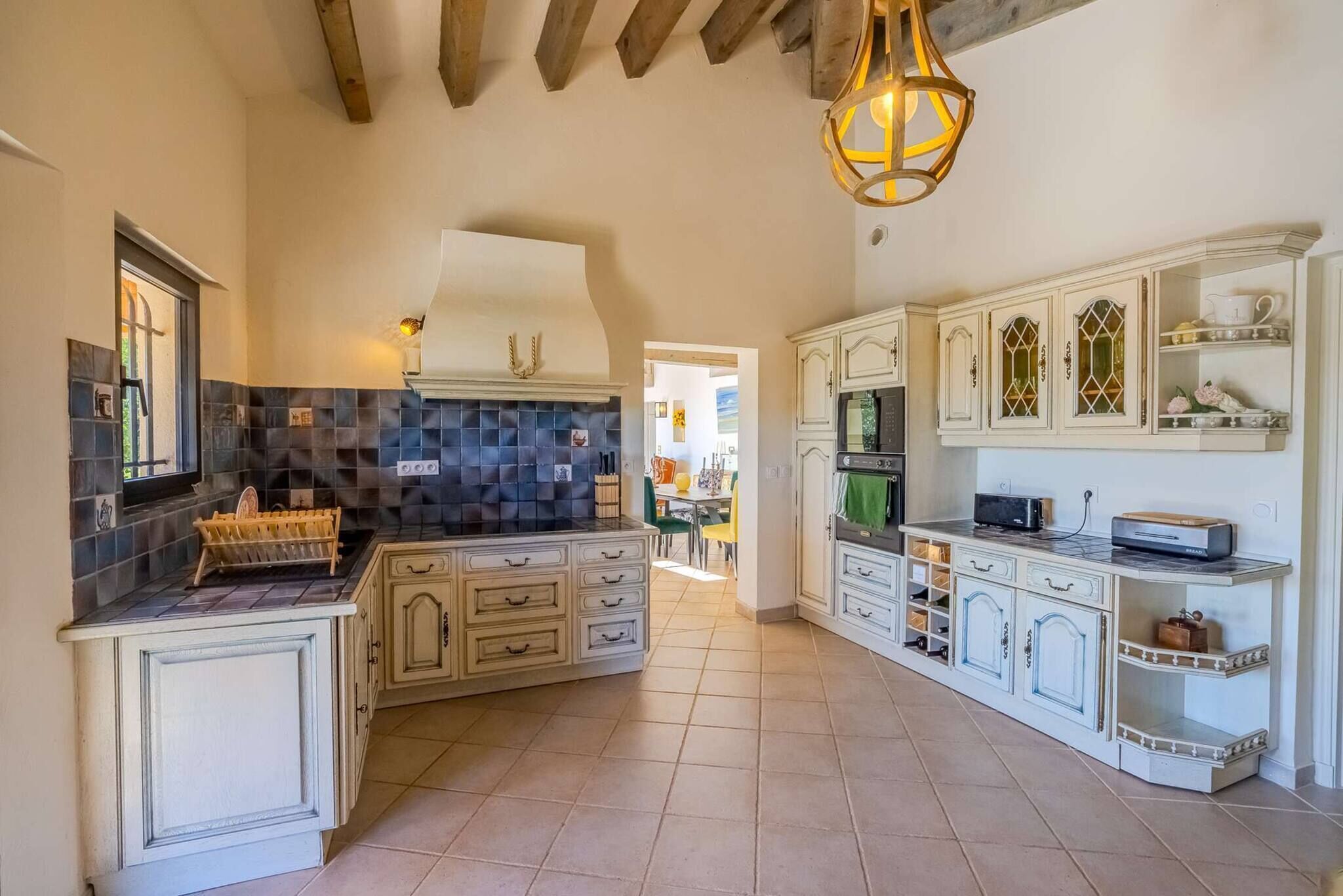 Een koelkast, een microgolfoven, een oven, een vaatwasser