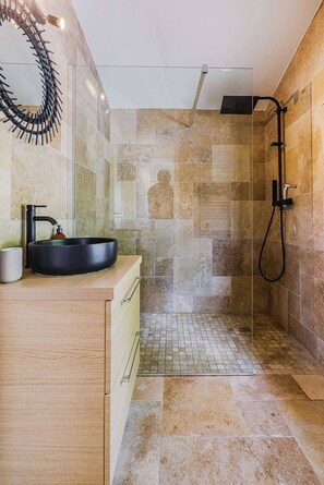 Shower, hair dryer, towels