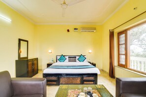 Deluxe Room | Laptop workspace, free WiFi, bed sheets