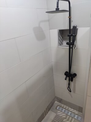 Dusj, håndklær, såpe og sjampo