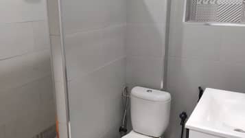 Douche, serviettes fournies, savon, shampoing