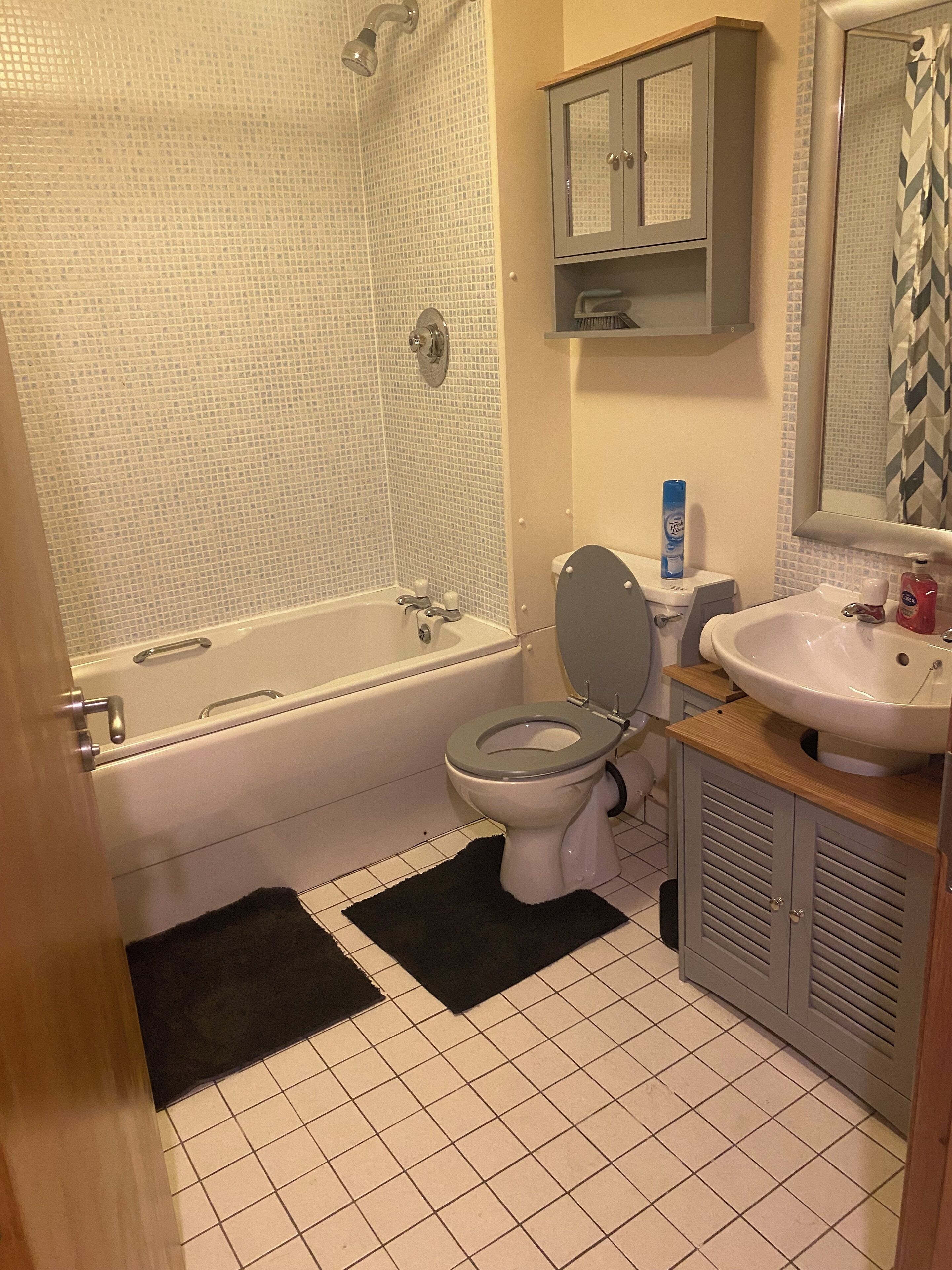 Une salle de bain comprenant une baignoire, des toilettes, un lavabo et un espace douche.