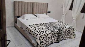 1 habitación, tabla de planchar con plancha, wifi y ropa de cama