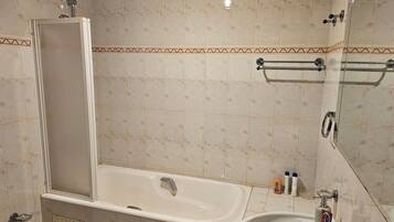 Secadora de cabello, toallas, jabón, papel de baño