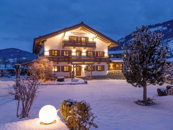 Front of property – evening/night - Grittlmühle Chalet Ferienwohnungen (Brixen im Thale)