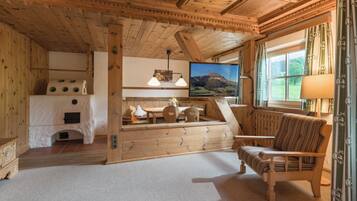 Apartment, 3 Schlafzimmer, Bergblick (Alpenrose) | Wohnbereich | 60-Zoll-Smart-TV mit Satellitenempfang, Tischfußball, Tischtennisplatte