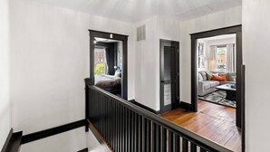 Un escalier menant à une chambre avec vue sur l’extérieur.