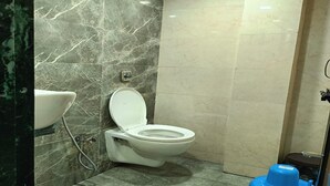 Basic Shared Dormitory | Bathroom - Nest Stays Hostel (Mumbai)