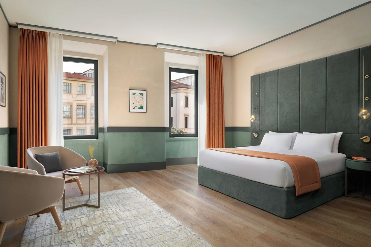 Executive Room, 1 King Bed | Premium bedding, down comforters, memory foam beds, minibar