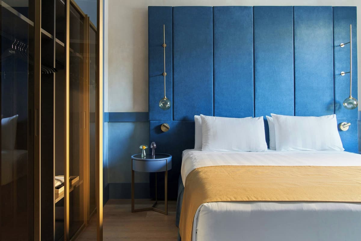 Suite, 1 King Bed with Sofa bed | Premium bedding, down duvets, memory-foam beds, minibar