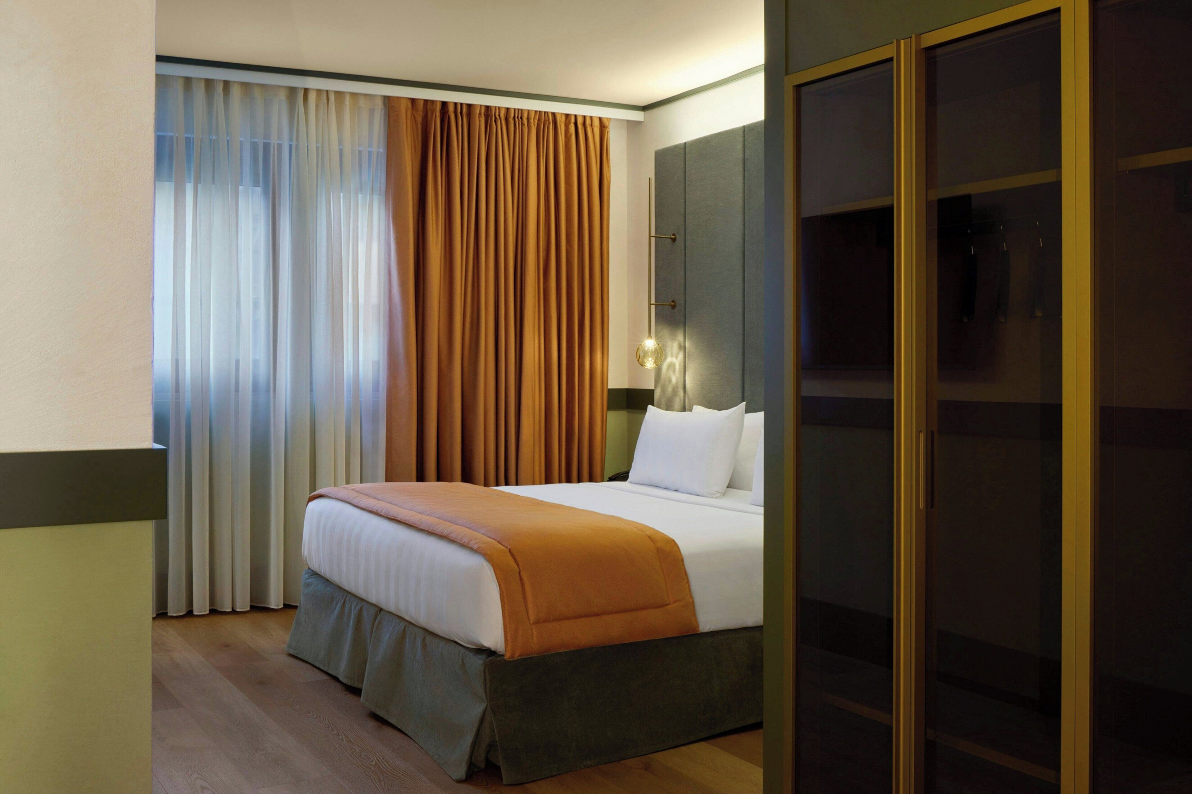 Executive Room, 1 King Bed | Premium bedding, down duvets, memory-foam beds, minibar