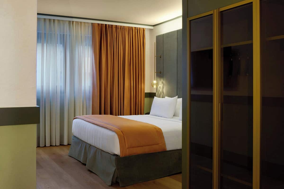 Executive Room, 1 King Bed | Premium bedding, down comforters, memory foam beds, minibar