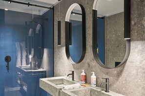 Shower, rainfall showerhead, hair dryer, bathrobes - NEMI Hotel Milano (Milan)