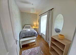 4 dormitorios, escritorio, ropa de cama