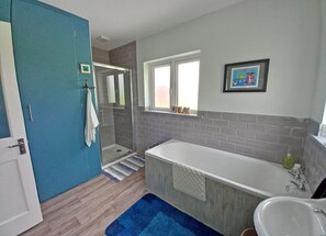 Een douche, handdoeken