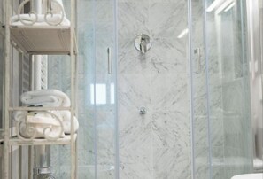 Hair dryer, towels, soap, shampoo - Luxurious Loft Apartment in the Heart of Florence, Near Santa Maria Novella
 (Firenze)