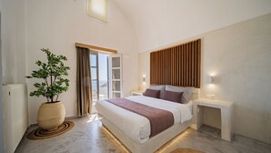 Un dormitorio moderno con una cama grande, mesitas de noche, una planta en maceta y vistas a través de una puerta de cristal.