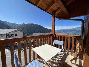 Outdoor dining - Duplex for 6 with balcony in Plan Peisey - 2 bdrms, Pets allowed (Peisey-Nancroix-Plan Peisey)
