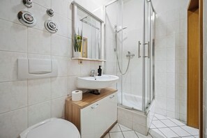 Een douche, een haardroger, handdoeken, zeep