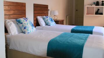 Comfort driepersoonskamer, uitzicht op zwembad | Een kluis op de kamer, gratis wifi