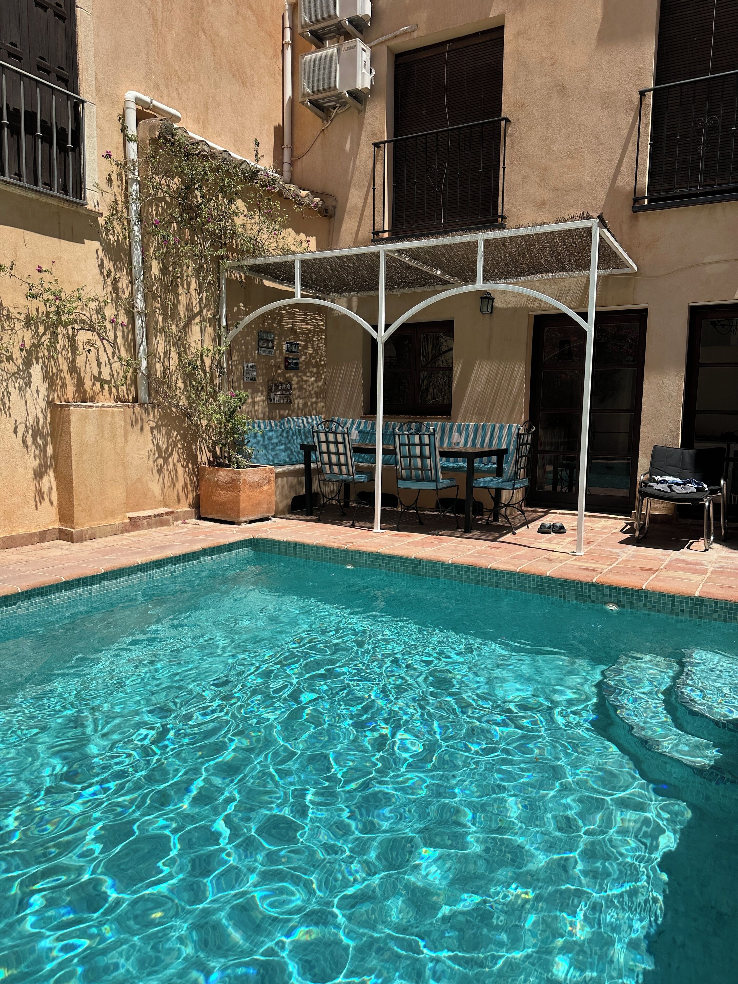 Utomhuspool och solstolar