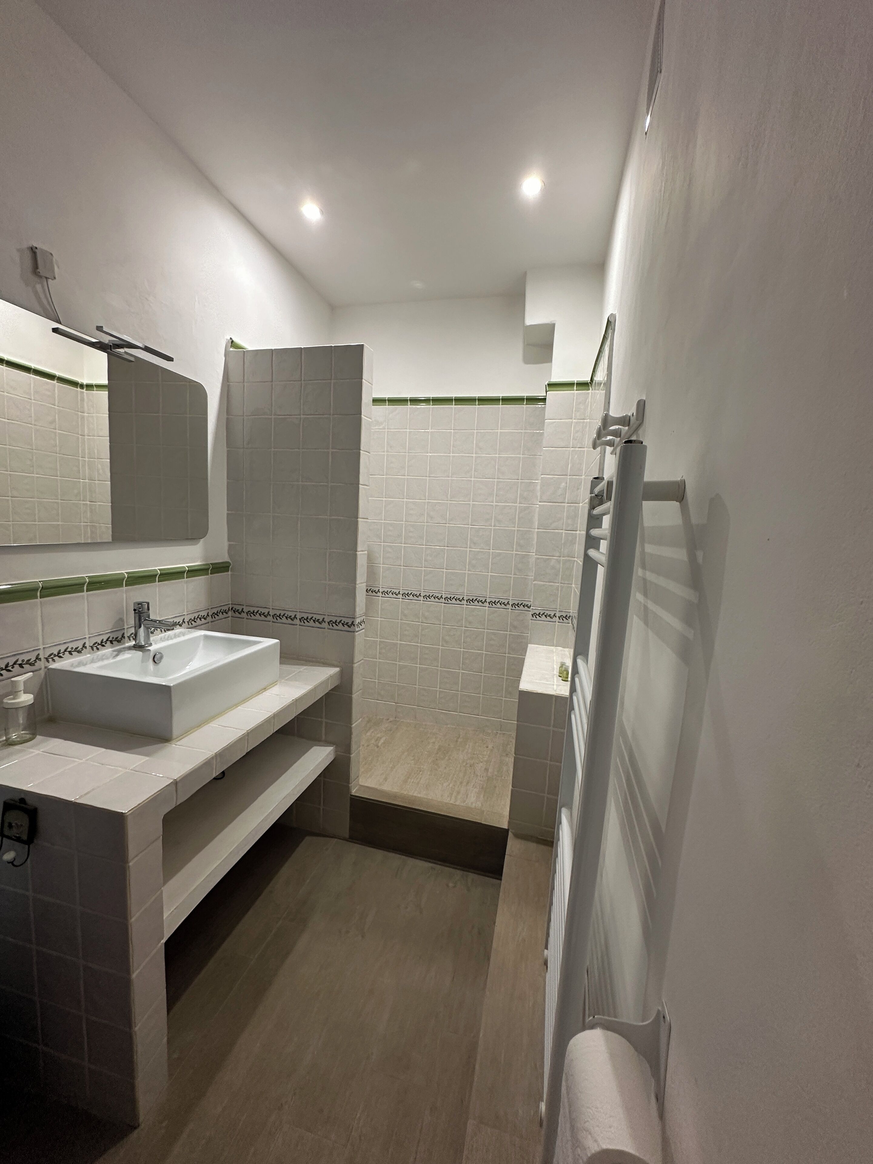 Studio Comfort - 1 dubbelsäng med bäddsoffa - pentry | Badrum | Hårtork, handdukar, tvål och schampo