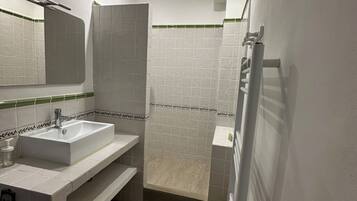 Comfort studio, 1 tweepersoonsbed met slaapbank, kitchenette | Badkamer | Een haardroger, handdoeken, zeep, shampoo