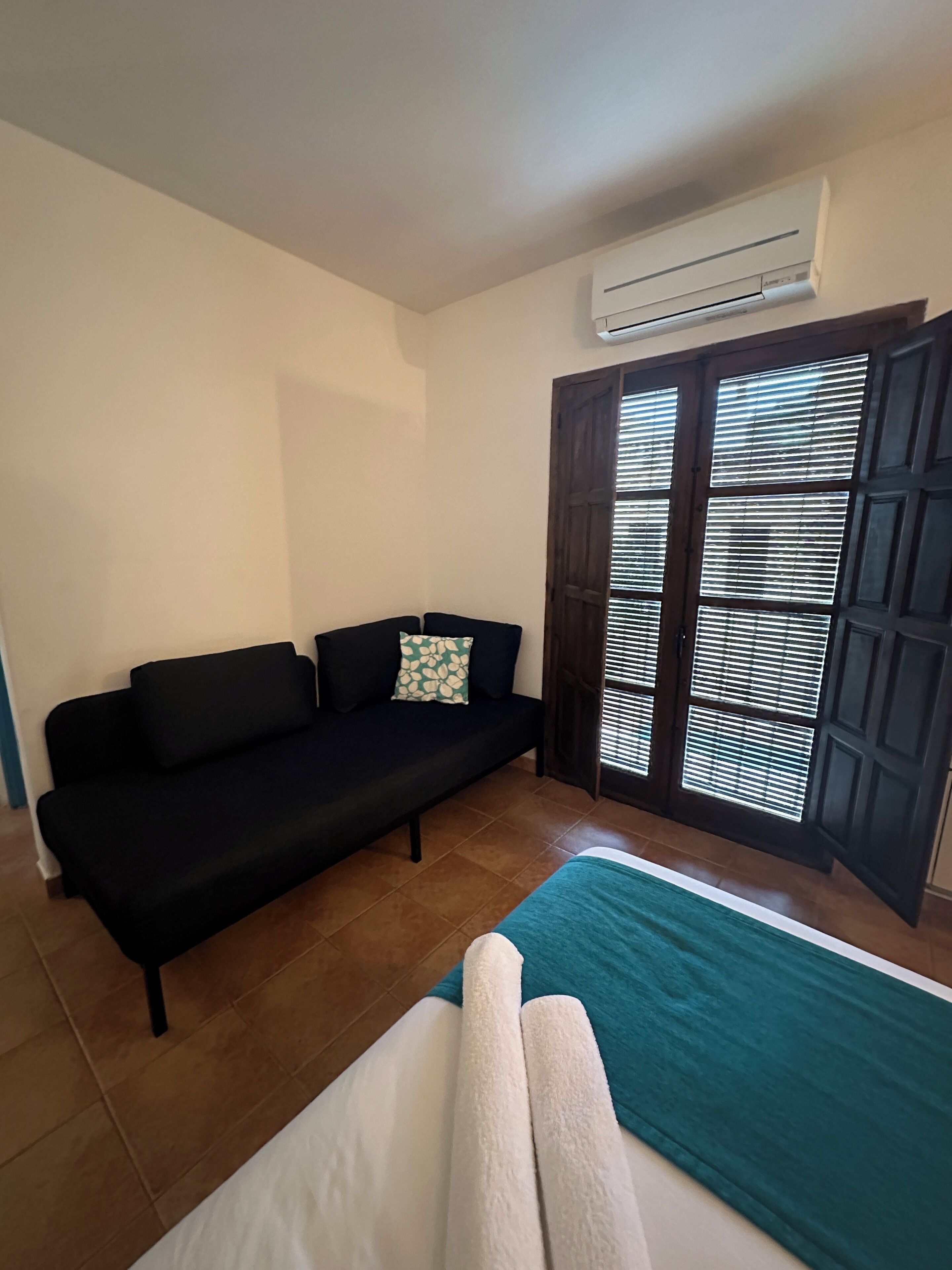 Comfort-værelse til 3 personer - udsigt til pool | Pengeskab på værelset, gratis Wi-Fi