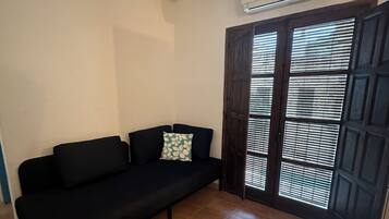 Comfort-værelse til 3 personer - udsigt til pool | Pengeskab på værelset, gratis Wi-Fi