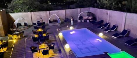 Bar en milieu de piscine