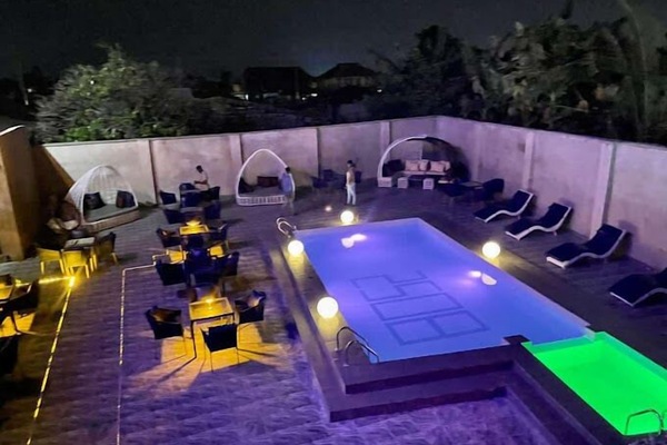 Swim-up bar