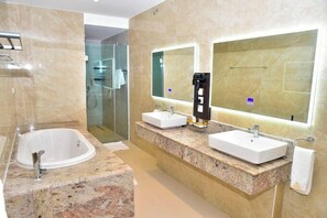Economy Room, Balcony, City View | Bathroom | Free toiletries, towels, soap, shampoo