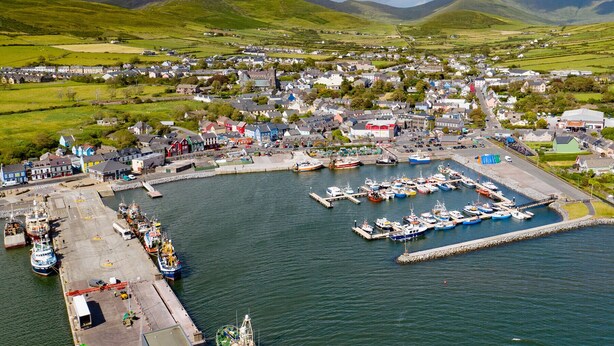 A coastal town with a marina, houses, and green hills in the background. - Dingle Town Holiday Home (Dingle)