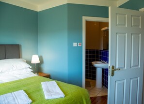 3 bedrooms, bed sheets - Dingle Town Holiday Home (Dingle)