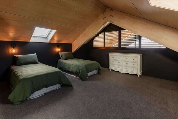 5 bedrooms, iron/ironing board, WiFi, bed sheets