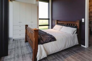 5 bedrooms, iron/ironing board, WiFi, bed sheets