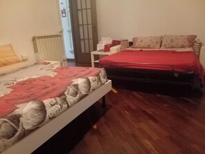 2 chambres, fer et planche à repasser, Wi-Fi, draps fournis