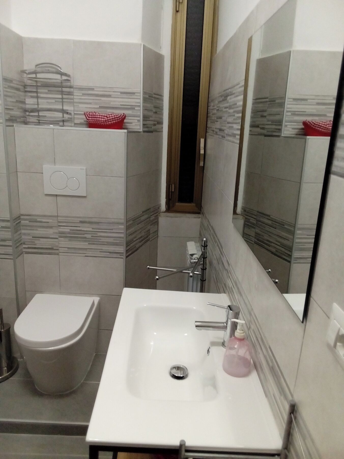 Douche, sèche-cheveux, bidet, serviettes fournies